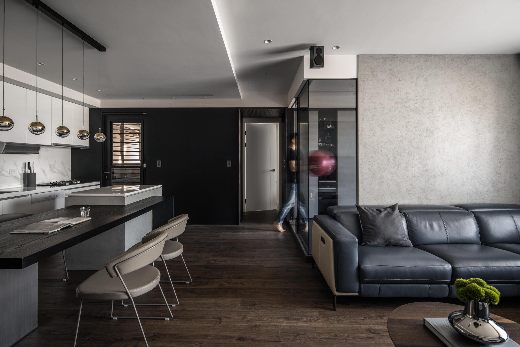 低调的空间色彩，从视觉传递沉静氛围，散发优雅品味居家